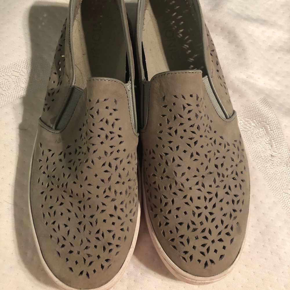 Vionic gray slides with cut outs sz 8
